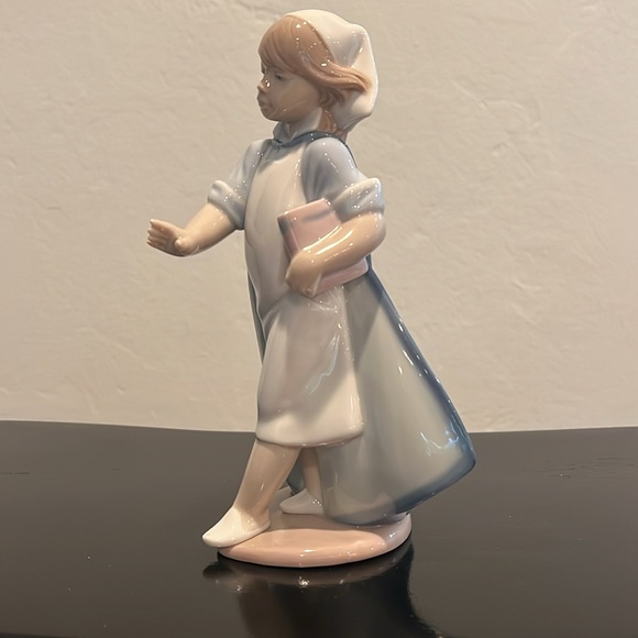 Lladro 6307 “Young Nurse” - Picture 2 of 8